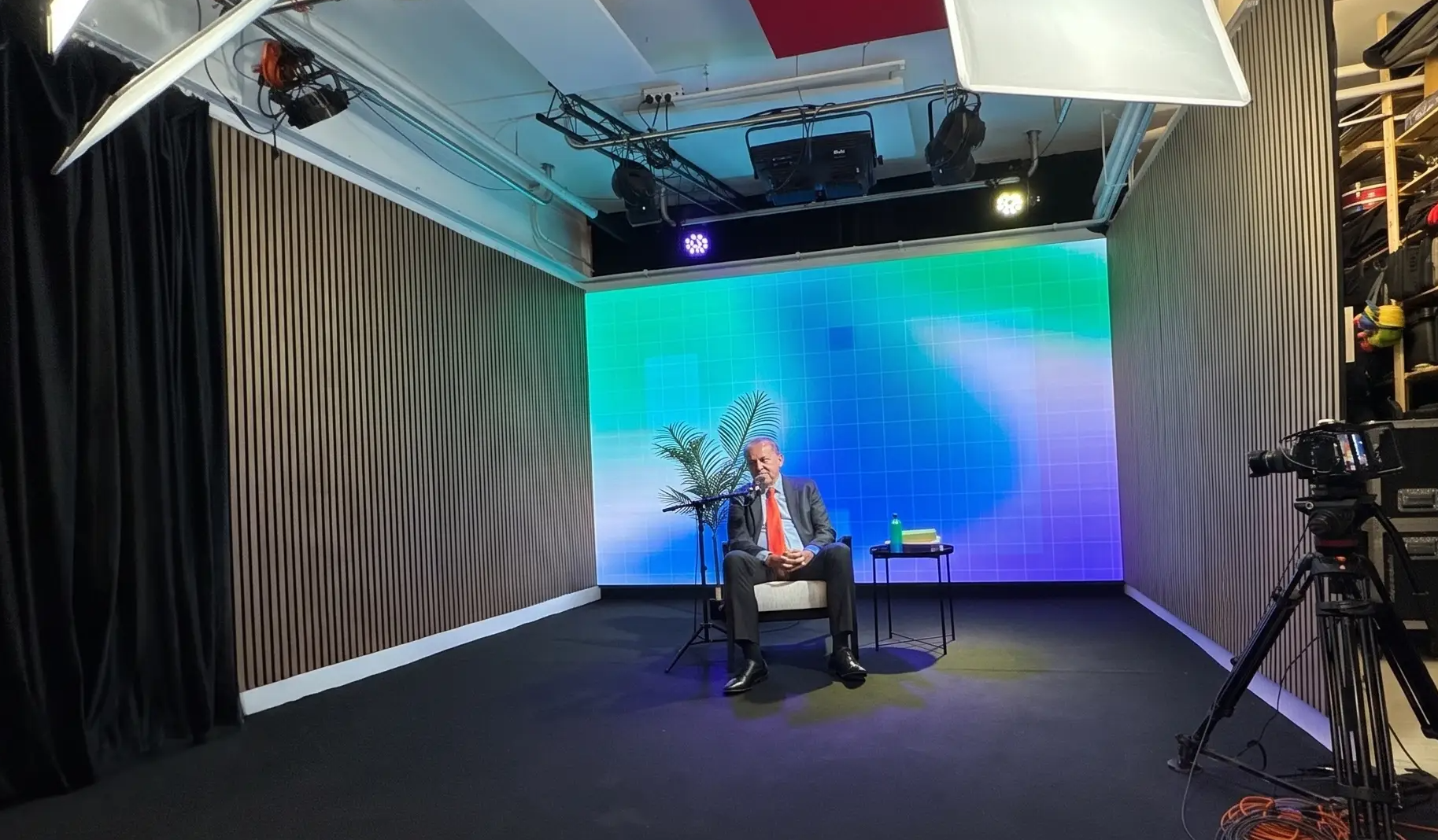 Set intervista con LED Wall acceso in studio
